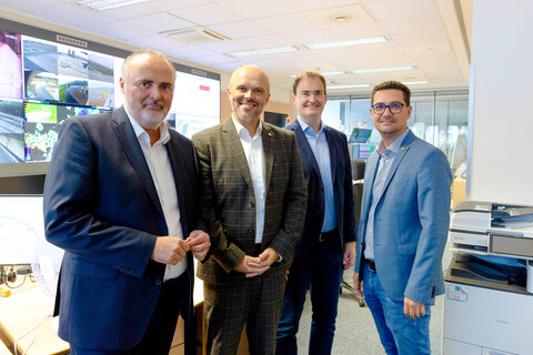 Landeshauptmann Hans Peter Doskozil mit LSZ Burgenland-Dienststellenleiter Markus Halwax, Leitstellenleiter Mario Promintzer und Technikleiter Nikolaus Tittler (v.l.) von der Landessicherheitszentrale.