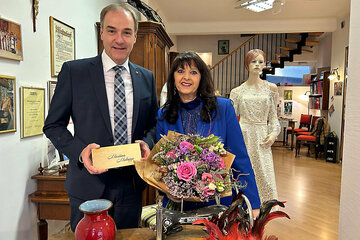 Landesrat Leonhard Schneemann gratuliert der Stoober Modemacherin Martina Mohapp zum 3. Platz beim Haute Couture Austria Awards