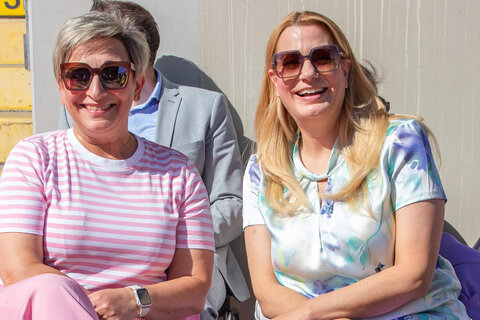 Landesrätin Mag.a (FH) Daniela Winkler und Mattersburgs Bürgermeisterin LAbg. Claudia Schlager waren begeistert von dem großen Kinder-Klassik-Erlebnis im Pappelstadion.