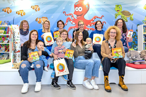 v.l. Ingrid Hochwarter (LVBB), LW, Ursula Tichy (LVBB), Julia Gsertz (AK Bücherei Eisenstadt), Eva Fischl (Bibliotheksservicesstelle), Silke Rois (LVBB), Mütter mit Kindern, Birgit Antoni (Illustratorin vom Buch)