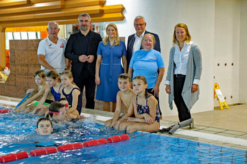 Sportlandesrat Heinrich Dorner (2.v.l) und Landesrätin Daniela Winkler (3.v.l.) präsentierten gemeinsam mit Andreas Ponic, ASKÖ-Landesgeschäftsführer, Eisenstadts Bürgermeister Thomas Steiner, Karin Ofner, Sportunion-Präsidentin, und Eva-Maria Schimak, ASVÖ Burgenland das Schwimm-Pilot-Projekt.