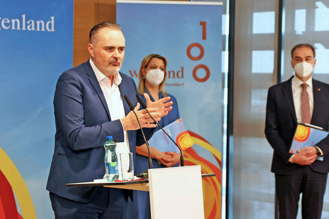 Landeshauptmann Mag. Hans Peter Doskozil bei der Präsentation des Rechenschaftsberichts