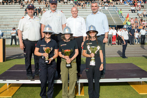 Landesrat Mag. Heinrich Dorner (hinten, rechts), Landesfeuerwehrkommandant-Stellvertreter LBDS Martin Reidl, Landesfeuerwehrkommandant LBD Ing. Franz Kropf und Bürgermeister Georg Rosner (hinten, v.l.) überreichten die Pokale bei den Frauen in der Kategorie Bronze A Damen an die Vertreterinnen der FF Neufeld an der Leitha (vorne, rechts), Rudersdorf-Berg (vorne, Mitte) und Schachendorf (vorne, links).