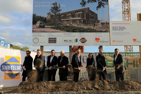 Architekt Herbert Halbritter, Wirtschaftsagentur Burgenland-Geschäftsführer Harald Zagiczek, Bauherr Stefan Bayer, Bürgermeister der Gemeinde Weiden am See Wilhelm Schwartz, Landeshauptmann Hans Peter Doskozil, die sächsische Staatsministerin Barbara Klepsch, Landesrat Leonhard Schneemann und Bauherr Lucas-Maximilian Lammel (v. l. n. r.) beim Spatenstich zum Hotelprojekt „SEEHAUS WEIDEN“;