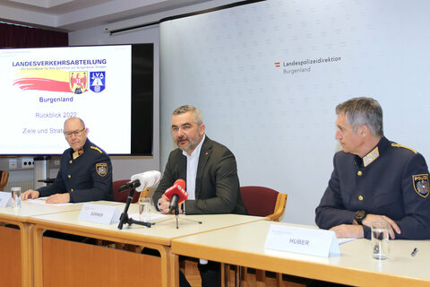 Präsentierten einen Rückblick auf das Jahr 2022 und Schwerpunkte für 2023 im Bereich der Verkehrssicherheit im Burgenland: Oberst Andreas Stipsits, Leiter der Landesverkehrsabteilung (LVA), Verkehrslandesrat Heinrich Dorner, Landespolizeidirektor Mag. Martin Huber (v.l.)