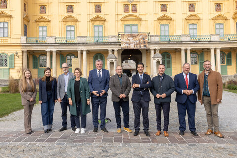 LAbg. Robert Hergovich (3.v.r.), Präsident der WINE Intergroup und Mitglieder der WINE Intergroup vor Schloss Esterhazy in Eisenstadt.