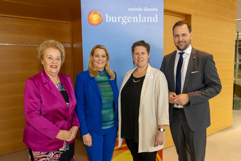 Landesrätin Mag.a (FH) Daniela Winkler (2.v.l.) mit Landtagsabgeordneter Verena Dunst, Frauenhaus Burgenland-Leiterin DSA (Diplomierte Sozialarbeiterin) Kerstin Bedenik und Geschäftsführer Dr. Johannes Zsifkovits (Soziale Dienste Burgenland) (v.l.).