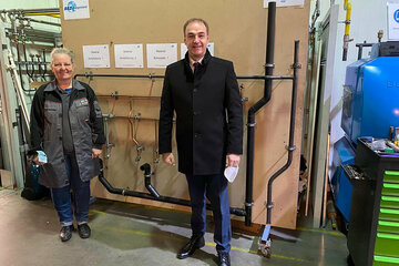 Landesrat Leonhard Schneemann zu Besuch im „Bildung und Beschäftigungszentrum Burgenland – Rudersdorf“ (BBZ Rudersdorf), wo seit Kurzem Arbeitslosen im Südburgenland - vor allem im Bezirk Jennersdorf – grundlegende technische und gewerbliche Fähigkeiten vermittelt werden