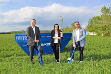 Vorreiter in Sachen Nachhaltigkeit: LH-Stv.in Mag.a Astrid Eisenkopf und LR Mag. Heinrich Dorner begrüßen Klimaschutz-Initiative des Abfallentsorgungsbetriebes Hackl in Wulkaprodersdorf, re. GF Oswald Hackl