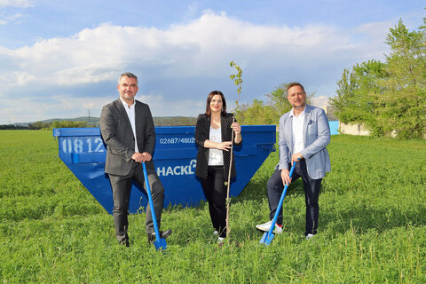 Vorreiter in Sachen Nachhaltigkeit: LH-Stv.in Mag.a Astrid Eisenkopf und LR Mag. Heinrich Dorner begrüßen Klimaschutz-Initiative des Abfallentsorgungsbetriebes Hackl in Wulkaprodersdorf, re. GF Oswald Hackl