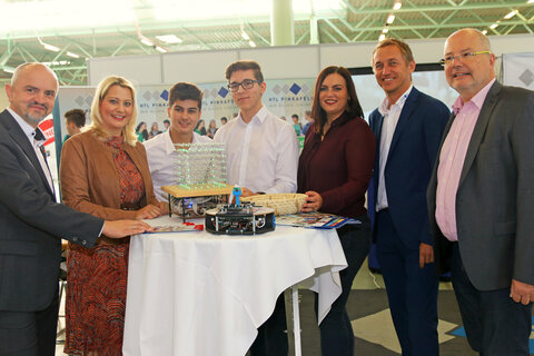 Landesrätin Daniela Winkler, Bildungsdirektor Heinz Josef Zitz und Landesrätin Astrid Eisenkopf ließen sich von Harald Schneller und Karlheinz Oswald von der HTL Pinkafeld sowie den Schülern Michael Mussy und Niklas Brückler das Angebot ihrer Schule