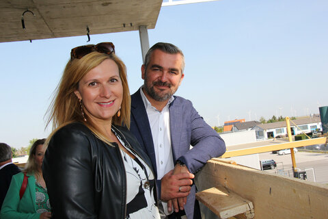 Landeshauptmann Hans Peter Doskozil, Landesrat Mag. Heinrich Dorner, Landesrätin Mag.a (FH) Daniela Winkler und NR Maximilian Köllner, MA, sowie KR Gerhard Milletich und Mag.a Bettina Milletich, Geschäftsführerin CRM Medientrend GmbH, bei der Gleichenfeier für das neue CRM-Verlagszentrum in Parndorf.