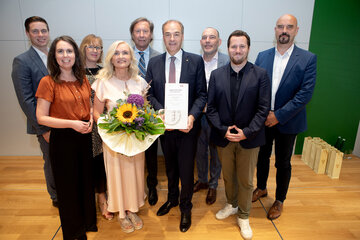 Soziallandesrat Dr. Leonhard Schneemann (4.v.r.) mit allen Ehrengästen bei der Verleihung der Diplome im Haus der Volksgruppen in Oberwart.