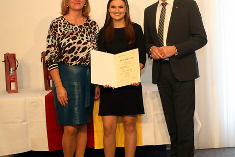 Direktorin DGKP Gabriele Ehrenhöfer (l., Gesundheits- und Krankenpflegeschule Oberwart, KRAGES) und Landesrat Dr. Leonhard Schneemann (r.) mit Pflegefachassistentin Lena Muhr (Mitte);