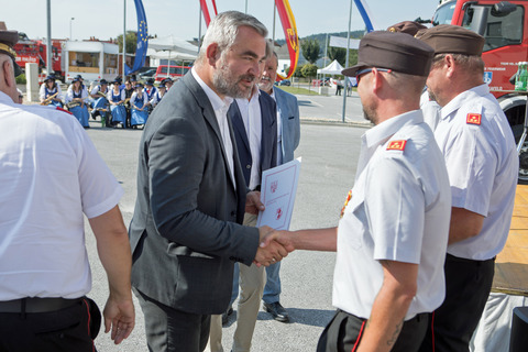 Feuerwehrreferent Landesrat Mag. Heinrich Dorner überreichte im Zuge des Festaktes auch Ehrungen an verdiente Feuerwehrmitglieder.