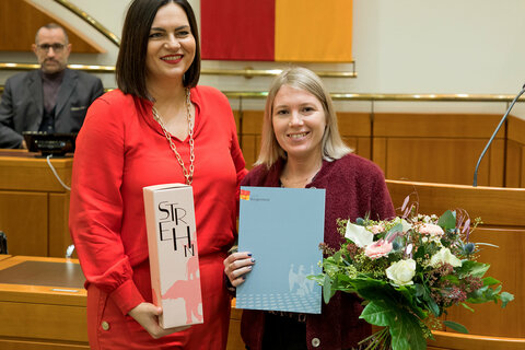 Landeshauptmann-Stellvertreterin Astrid Eisenkopf überreichte das Dekret an Sabine Piry (v.l.).