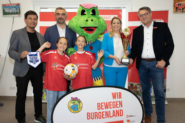 ASV Draßburg-Präsident Christian Illedits, Sportlandesrat Heinrich Dorner, Bildungslandesrätin Daniela Winkler und ASKÖ Burgenland-Präsident sowie OSG-Direktor Alfred Kollar (Oberwarter Siedlungsgenossenschaft) (hinten, v.l.) mit zwei Mädchen bei der Präsentation des Hopsi Hopper-Cups für Mädchen.