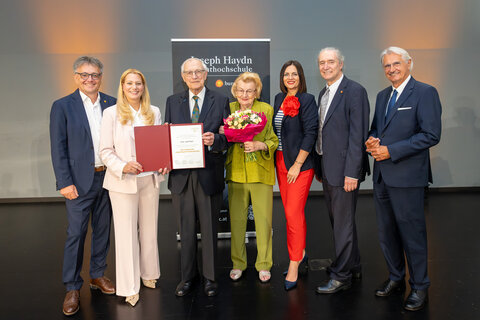 JHP-Geschäftsführer Mag. Michael Gerbavsits, Landesrätin Mag.a (FH) Daniela Winkler, JHP-Ehrenmitglied DI Dr. Josef Pratl mit Gattin, Landtagspräsidentin Mag.a Astrid Eisenkopf, JHP-Rektor Mag. Gerhard Krammer und Laudator Prof. Dr. Walter Reicher.
