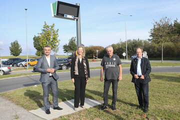 Dynamisches Fahrgast-Informationssystem (DFI) am Busbahnhof Weppersdorf: Landesrat Mag. Heinrich Dorner, Mag. Karin Zipperer (VOR-Geschäftsführung), Bürgermeister Erich Zweiler und Vizebürgermeister Ing. Karl Degendorfer