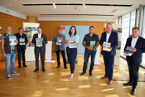 LH-Stellvertreterin Mag.a Astrid Eisenkopf stellte gemeinsam mit RMB-Geschäftsführer Mag. Harald Horvath, Obmann Labg, Bgm. Johannes Mezgolits (Naturpark Neusiedler See – Leithagebirge), Obmann Bgm. Kurt Fischer (Naturpark Rosalia-Kogelberg ), Obmann Adrian Bernhart (Naturpark Landseer Berge), Obmann ARGE Naturparke Burgenland Engelbert Kenyeri (Naturpark Geschriebenstein), Obmann Bgm. Johann Weber, (Naturpark in der Weinidylle) und Obmann Bgm. Franz Kern (Naturpark Raab-Örseg-Goricko) die Rahmenstrategie 2030 für die sechs burgenländischen Naturparke vor