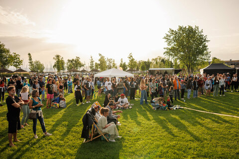 Das See Opening 2025 im Burgenland hat einmal mehr seine Bedeutung als Saisonauftakt unter Beweis gestellt. Trotz durchwachsenen Wetters am ersten Wochenende und eines verregneten Sonntags zum Abschluss genossen heuer wieder mehr als 45.000Besucher:innen das vielfältige Programm und die einzigartigen Kulissen des Neusiedler Sees und Neufelder Sees.