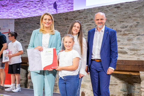 Bildungslandesrätin Mag.a (FH) Daniela Winkler und Bildungsdirektor Mag. Heinz Josef Zitz mit dem Chor der VS Draßmarkt