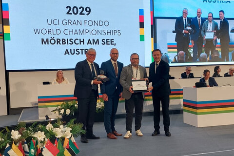 OK-Chef Johannes Hessenberger bei der Vergabe in Ruanda