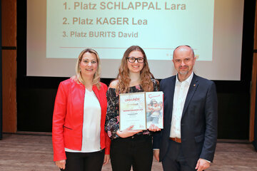 Bildungslandesrätin Daniela Winkler und Bildungsdirektor Heinz Zitz mit der Siegerin der Kategorie Klassische Rede, Lara Schlappal vom Lisztgymnasium Oberpullendorf