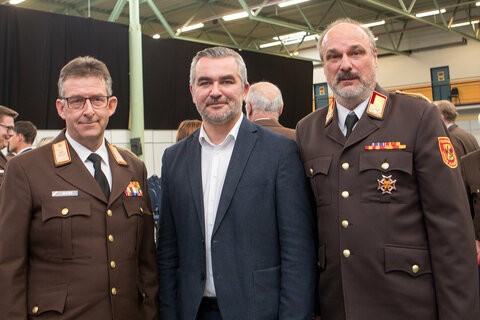 Feuerwehrreferent Landesrat Mag. Heinrich Dorner (Mitte), mit Präsident Robert Mayer, MSc (Österreichischer Bundesfeuerwehrverband) und Burgenlands Landesfeuerwehrkommandant LBD Ing. Franz Kropf (v.l.) beim Festakt in der Messehalle Oberwart.