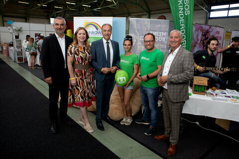 Landesrat Mag. Heinrich Dorner und Landesrat Dr. Leonhard Schneemann besuchten den Stand von SOS Kinderdorf Burgenland.