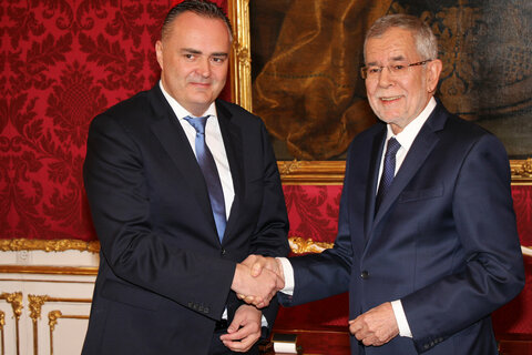 Landeshauptmann Mag. Hans Peter Doskozil wurde von Bundespräsident Dr. Alexander Van der Bellen auf die Bundesverfassung angelobt