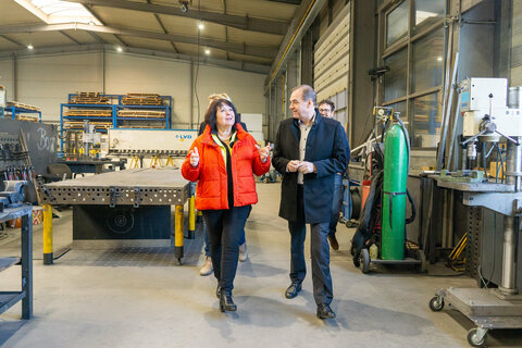 Wirtschaftslandesrat Dr. Leonhard Schneemann besuchte Metallbau Biribauer in Marz