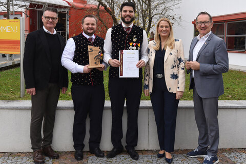 Auszeichnung für den Musikverein Andau: Landeskapellmeister Hans Knaus, Kapellmeister Andau Hannes Thell, Obmann Martin Kurzmann, Landesrätin Daniela Winkler und Landesobmann Peter Reichstädter.