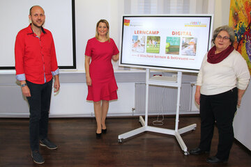 Landesrätin Mag. (FH) Daniela Winkler, OStR Mag. Andrea Liebmann, Administrative Leitung, Daniel Karacsonyi, MA, Pädagogische Leitung, wollen mit „FIT 4 FUTURE – Mehr als Lernen“ das Lern- und Betreuungsangebot für Schülerinnen und Schüler während der Sommerferien ergänzen.