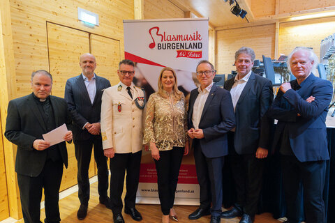 Gruppenbild vom Galakonzert der Militärmusik Burgenland (v.l.) Oberst MMag. DDr. Alexander Wessely, Militärdekan, Mag. Werner Herics, Landesdirektor des ORF Burgenland, Oberst Mag. Johann Kausz, Militärkapellmeister, Landesrätin Mag. (FH) Daniela Winkler, DI Peter Reichstädter, Landes-Obmann Blasmusikverband Burgenland, Mag. Dr. Günther Kleidosty MAS, Landes-Obmann Stellvertreter, Blasmusikverband Burgenland, Johannes Kutrowatz, Intendant Liszt Festival Raiding.