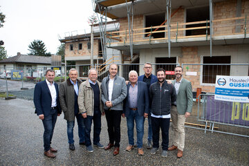 Landesrat Dr. Leonhard Schneemann (4.v.l.) bei der Gleichenfeier des Pflegestützpunktes in Heiligenkreuz.