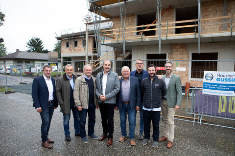Landesrat Dr. Leonhard Schneemann (4.v.l.) bei der Gleichenfeier des Pflegestützpunktes in Heiligenkreuz.