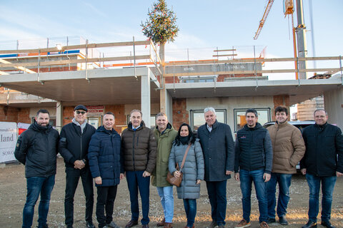 Gleichenfeier des Pflegestützpunkts Trausdorf mit Soziallandesrat Dr. Leonhard Schneemann, Bürgermeister Andreas Rotpuller, LAbg. Vizebgm. Robert Hergovich und SOWO-Projektleiter Bmstr. Ing. Stefan Maurovits.