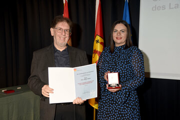 Prof. Johann Hausl, Zillingtal, nahm von Landeshauptmann-Stellvertreterin Astrid Eisenkopf das Große Silbernen Ehrenzeichen des Landes Burgenland entgegen
