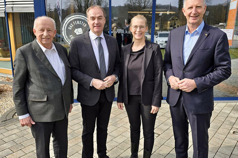 Wirtschaftslandesrat Dr. Leonhard Schneemann beim Betriebsbesuch der Firma Katzbeck