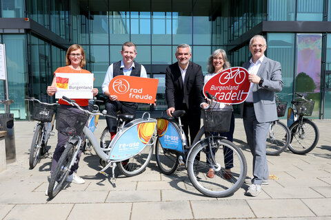 Landesrat Heinrich Dorner übergibt Fahrräder an Studierende der Hochschule Burgenland