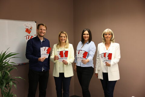 Landesrätin Mag.a (FH) Daniela Winkler, Landeshauptmann-Stellvertreterin Mag.a Astrid Eisenkopf und Bürgermeisterin, Landtagsabgeordnete Elisabeth Böhm (v.l.) besuchten die Männerberatungsstelle Neusiedl am See mit Moritz Theuretzbacher (l.) an der Spitze.