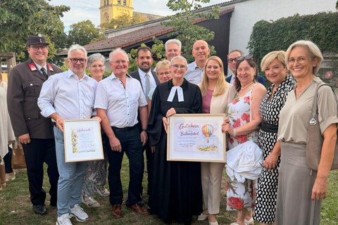 Landesrätin Daniela Winkler, Pfarrerin Mag. Ingrid Tschank und Bürgermeister Kilian Brandstätter mit zahlreichen Wegbegleiterinnen und Wegbegleitern bei der Feier anlässlich der Entpflichtung von Pfarrerin Ingrid Tschank in Gols.