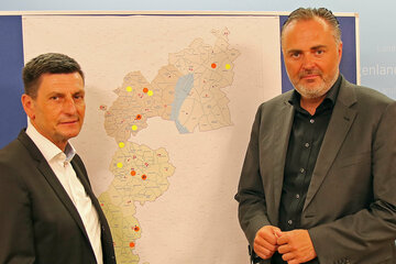 LH Hans Peter Doskozil und LR Christian Illedits vor der Burgenlandkarte mit den den neuen Standorten