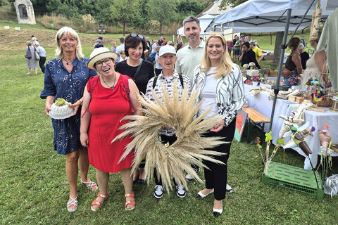 Familienlandesrätin Mag.a (FH) Daniela Winkler und Neusiedls Bürgermeisterin LAbg. Elisabeth Böhm genossen das Sommerfest mit Vereinsobfrau Roswitha Knebelreiter, Geschäftsführer Christian Lidy und den Klientinnen und Klienten des Behinderten-Fördervereins Neusiedl am See.