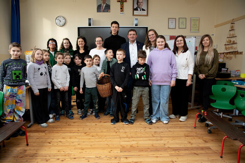 Gruppenfoto mit den Schülerinnen und Schülern sowie Lehrerinnen und Lehrern, Bürgermeister Thomas Stoiber, Volksschuldirektorin Mag.a Elvira Heisinger, Schulqualitätsmanagerin Mag.a Christina Schlaffer, Landeshauptmann-Stellvertreterin Anja-Haider Wallner und den Kindern in der Volksschule Weingraben.
