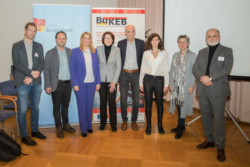 Gruppenbild beim "Tag der Weiterbildung" im Haus der Begegnung (v.l.n.r.) Dr. Jeremias Stadlmair (BMBWF), FH-Prof. Mag. Dr. Markus Pausch (FH Salzburg), Landesrätin Mag.a (FH) Daniela Winkler, Dr.in Christine Teuschler (Vorsitzende der BuKEB), Moderator Walter Reiss, Mag.a Kathrin Weinelt (Projektkoordinatorin BuKEB), Klubobfrau LAbg. Mag.a Regina Petrik, Dr. Hakan Gürses (Österreichische Gesellschaft für Politische Bildung).