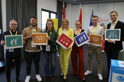 Landesrätin Mag. (FH) Daniela Winkler (Mitte) mit den Burgenländischen Jugendlichen Teilnehmerinnen und Teilnehmern