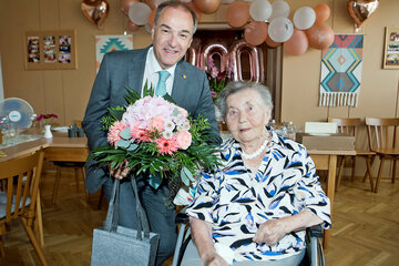 Landesrat Dr. Leonhard Schneemann gratulierte Jubilarin Ernestine Domschitz zu ihrem runden Jubiläum