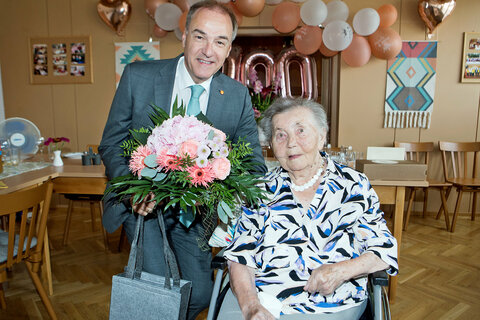 Landesrat Dr. Leonhard Schneemann gratulierte Jubilarin Ernestine Domschitz zu ihrem runden Jubiläum